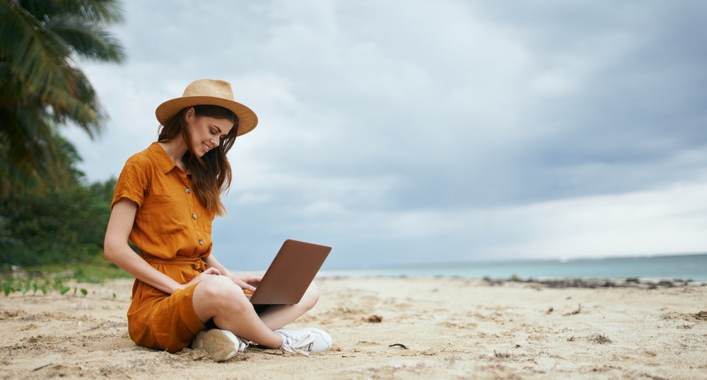 A,Woman,Is,Sitting,On,The,Sand,On,An,Island 14-online-business-ideen-fuer-anfaenger